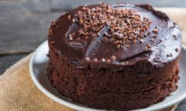 Bolo de Chocolate com Cobertura