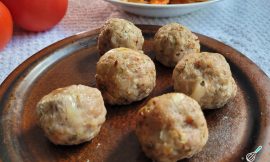Almôndegas de linguiça recheadas queijo