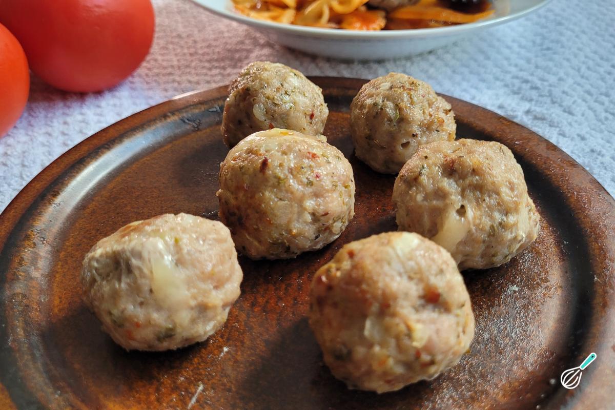 Almôndegas de linguiça recheadas queijo